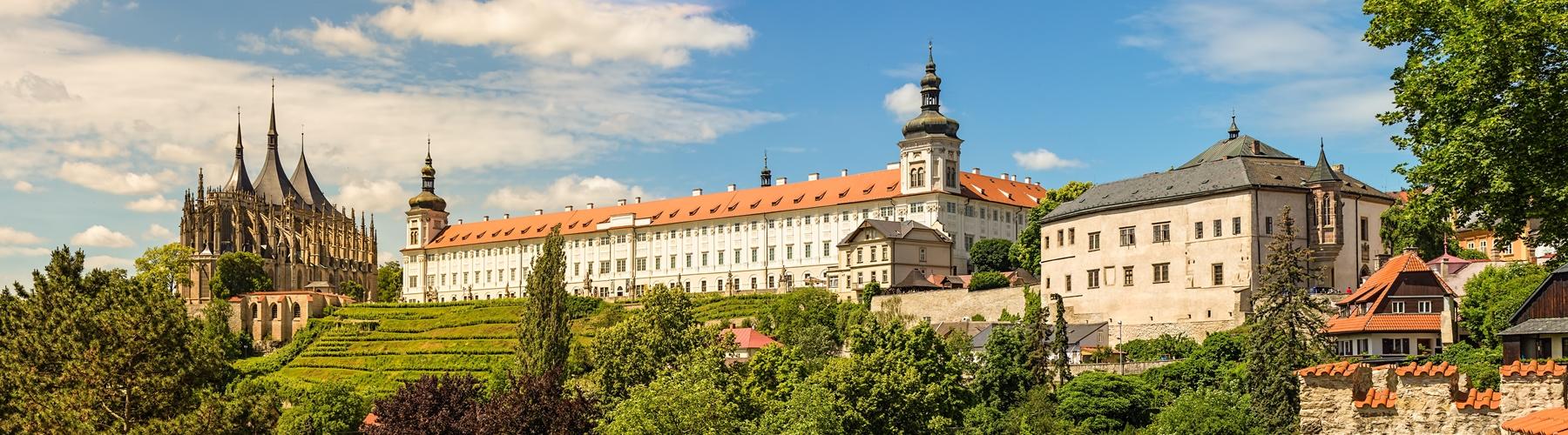 El tour Kutná Hora permite conocer una ciudad que, durante muchos siglos, ostentó de rivalidad con Praga. Una ciudad de encanto y magia.